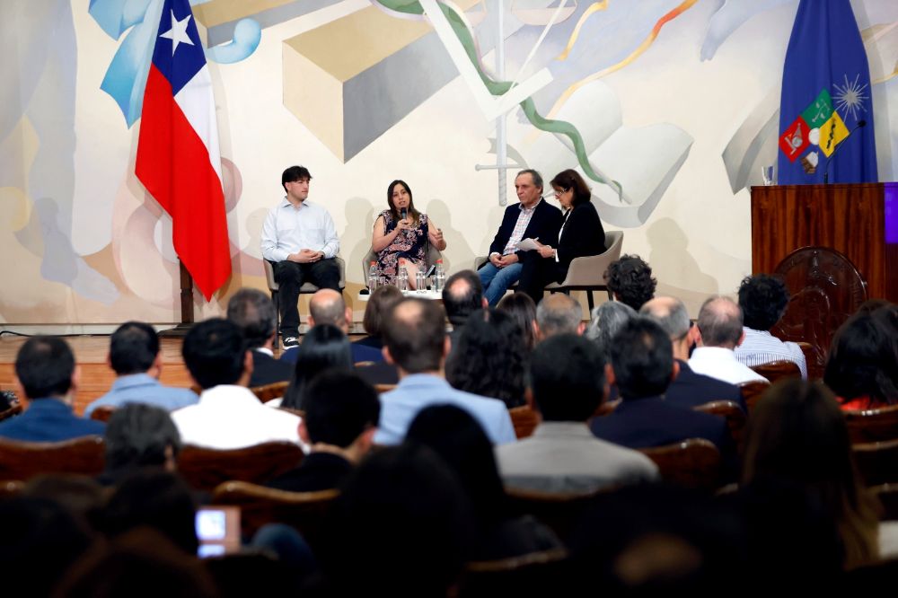 En el panel participaron Alicia Núñez, académica Facultad de Economía y Negocios, Davor Cotoras, académico de la Facultad de Ciencias Químicas y Farmacéuticas y Sebastián García, estudiante de la Facultad de Ciencias Sociales.